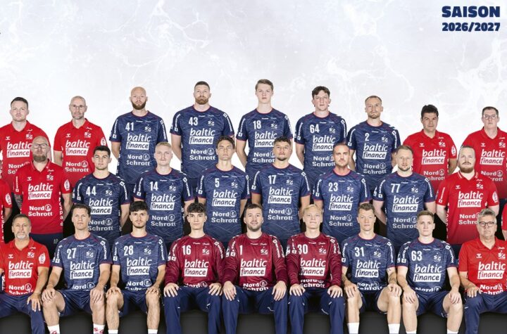 Handball Bundesliga SG Flensburg-Handewitt Saison 2026 2027 EHF European League - Hintere Reihe v.l.: Physiotherapeut Janek Schmeling, Athletik- und Performance-Trainer Michael Döring, Arnar Freyr Arnarsson, Blaž Blagotinšek, Moritz Frederik Detlefsen, Lasse Møller, Simon Pytlick, Torwarttrainer Rayco Rodriguez Plata, Physiotherapeut Torben Helmer. Mittlere Reihe v.l.: Mannschaftsarzt Dr. med. Torsten Ahnsel, Trainer Aleš Pajović, Aymeric Minne, Emil Bergholt, Niclas Kirkeløkke, Marko Grgić, Kent Robin Tønnesen, Luca Witzke, Co-Trainer Simon Hennig, Physiotherapeutin Farina Pods. Vordere Reihe v.l.: Sportlicher Leiter Ljubomir Vranjes, Aksel Horgen, Patrick Volz, Catalin Haidu, Benjamin Burić, Simon Möller, Emil Jakobsen, Domen Novak, Teambetreuer Kay Bendixen. Copyright: SG Flensburg-Handewitt